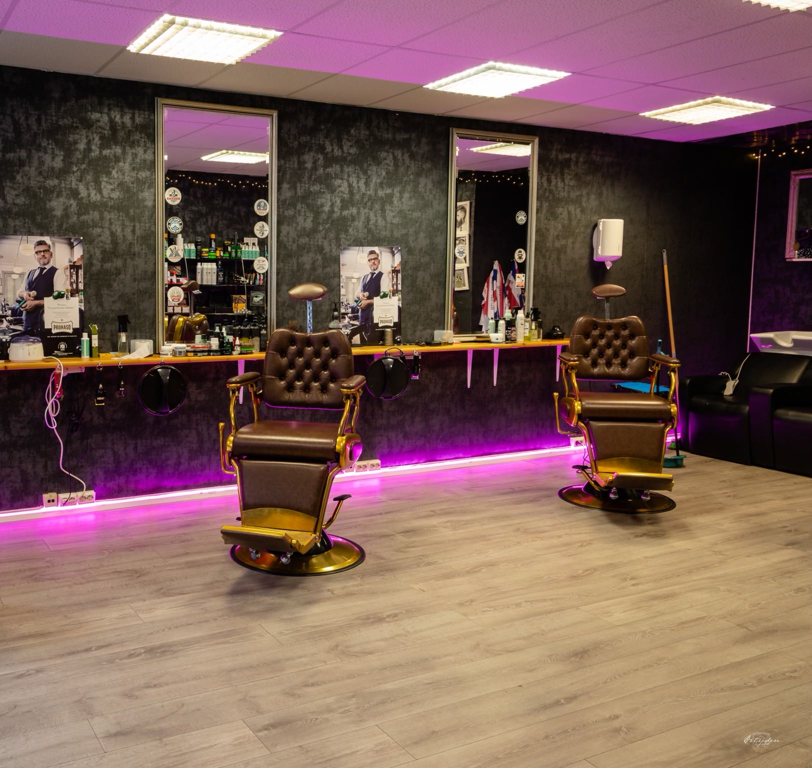 To barberstoler inne i salongen