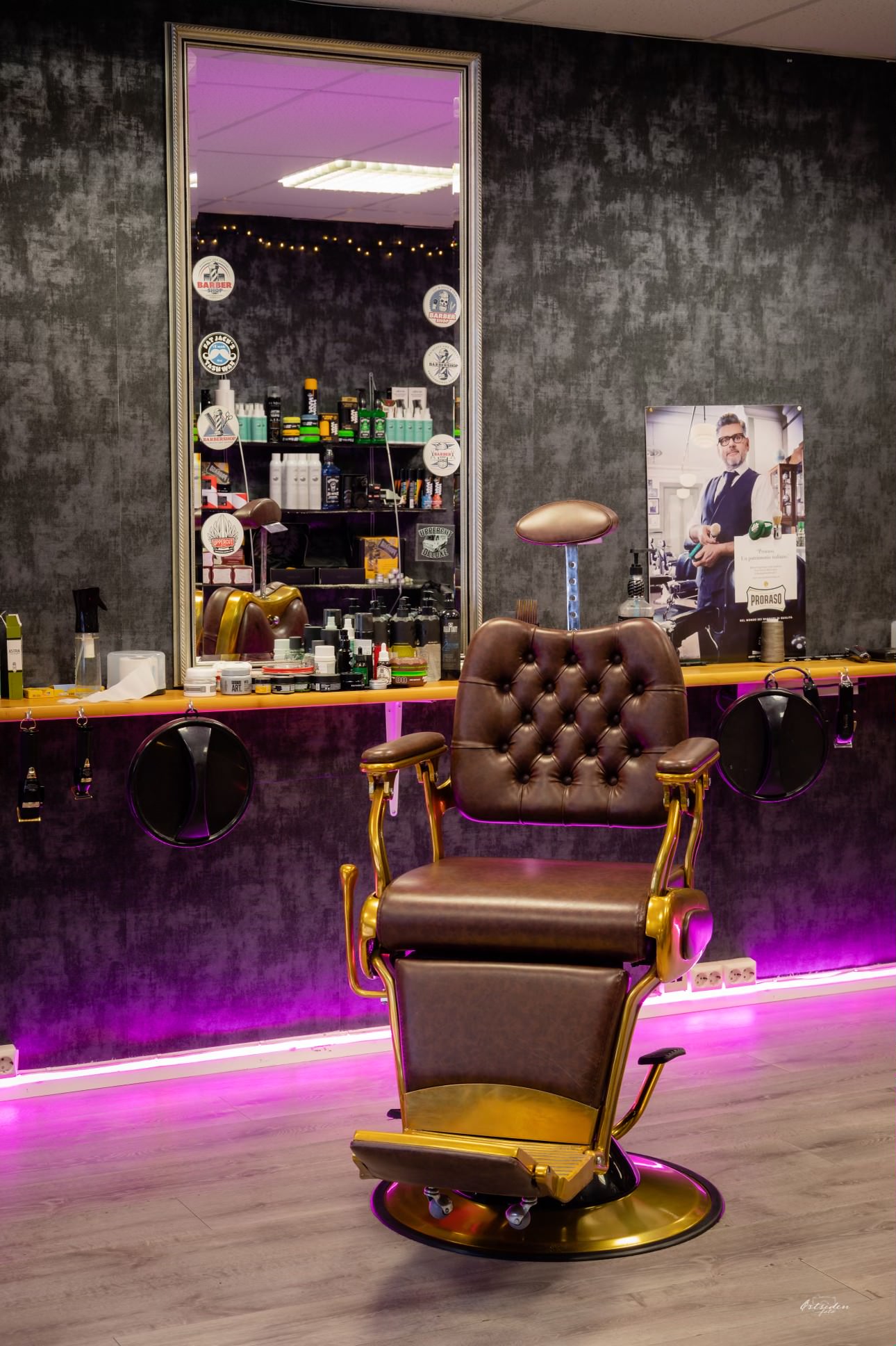 Barberstol foran speil og produkter